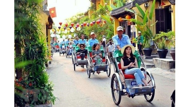 Visitors to the UNESCO-recognised Hoi An ancient town in Quang Nam province. (Photo: VNA)