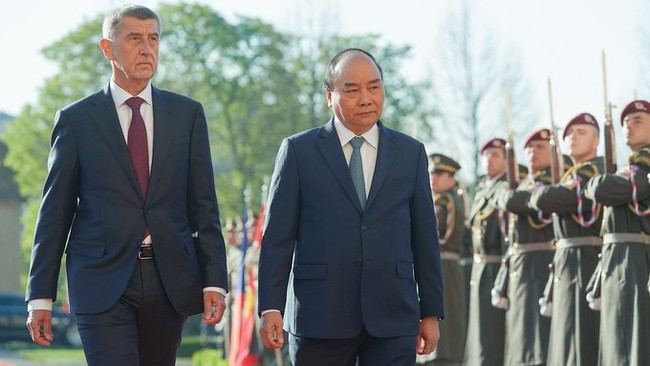 Czech PM Andrej Babis (left) receives Vietnamese PM Nguyen Xuan Phuc. (Photo: VGP)
