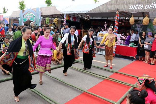 Artists from ethnic groups of Son La province perform bamboo dancing at the festival (Photo: VNA)