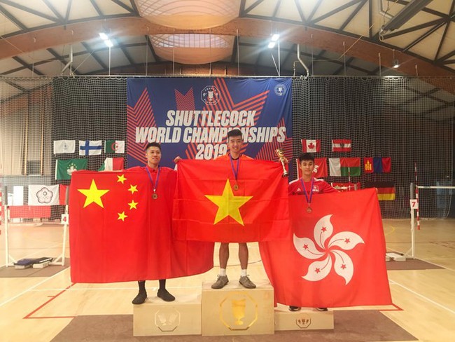 Vietnamese Ho Phuoc Sang (M) easily beat his Chinese rival 2-0 in the men’s singles to reclaim the title he won two years ago in Hong Kong. (Photo: VNA)