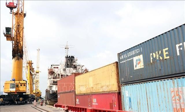 The situation of being stuck in ports and overloading at some key ports in the South East region takes place regularly, creating conditions for shipping enterprises to increase service charges. (Photo: VNA)