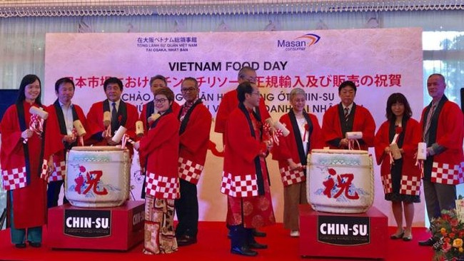 Delegates kick-start the Vietnam Food Day in Osaka on August 3. (Photo: Ha Noi Moi)