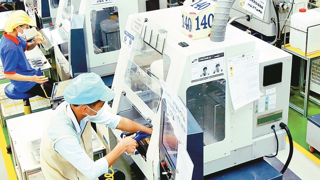 An electronic component production line at Bokwang Vina Company, an FDI enterprise from the Republic of Korea at the Diem Thuy industrial zone, in the northern province of Thai Nguyen. (Photo: HOANG HUNG)