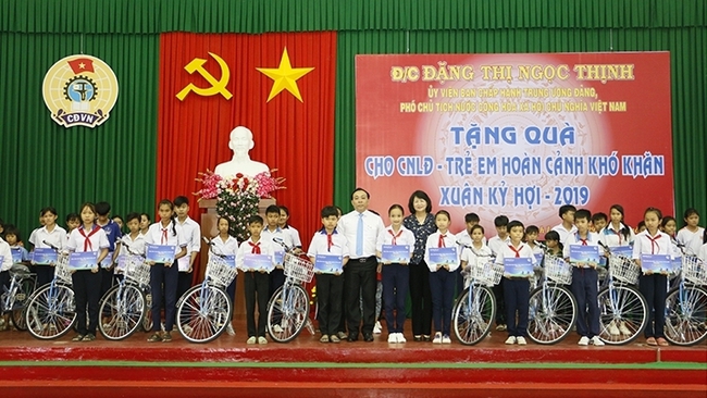 Vice President Dang Thi Ngoc Thinh (in black) presents bicycles to disadvantaged students on the occasion of the Lunar New Year. (Photo: NDO/Ba Dung)