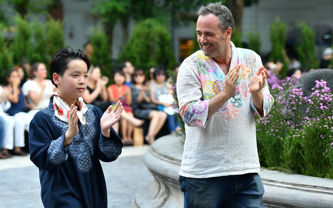 The joy of designer Diego Cortizas Del Valle after the show of his collection (Photo: NDO)