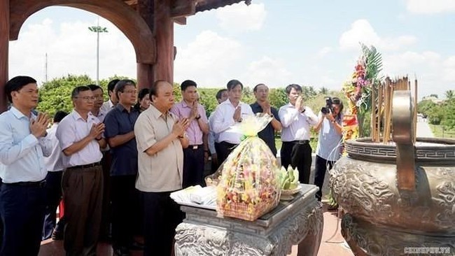PM Nguyen Xuan Phuc pays tribute to martyrs at the Quang Tri Ancient Citadel on the occasion of their death anniversary (September 16). (Photo: VNA)