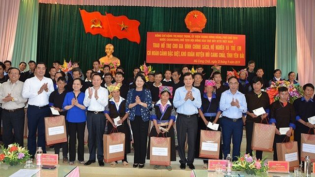 Vice President Dang Thi Ngoc Thinh presents gifts to policy beneficiary households in Mu Cang Chai.