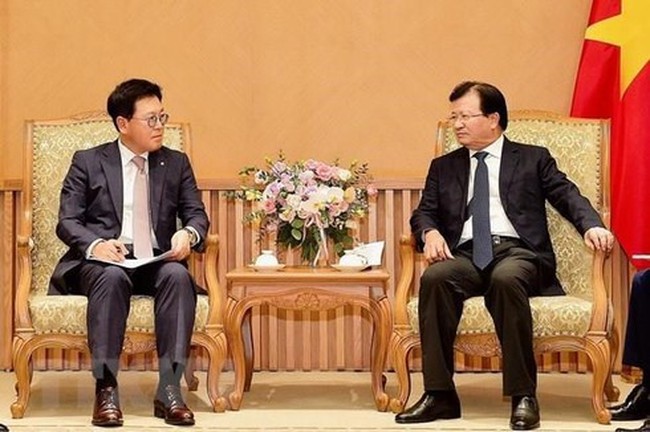 Deputy Prime Minister Trinh Dinh Dung (R) and CEO of Lotte Asset Development Lee Kwang Young (Photo: VNA)