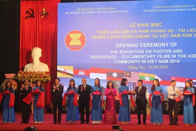 The opening ceremony of the exhibition in Dong Nai province on September 24 (Photo: VNA)