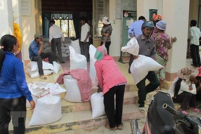 Delivering rice for needy people (Photo: VNA)