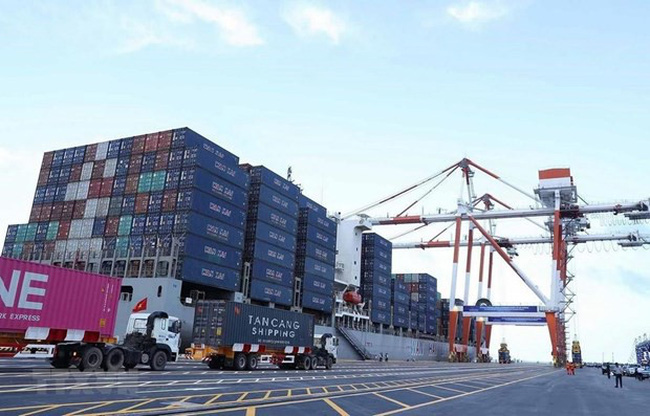 Goods are loaded at the Hai Phong International Container Terminal in the northern city of Hai Phong (Photo: VNA)