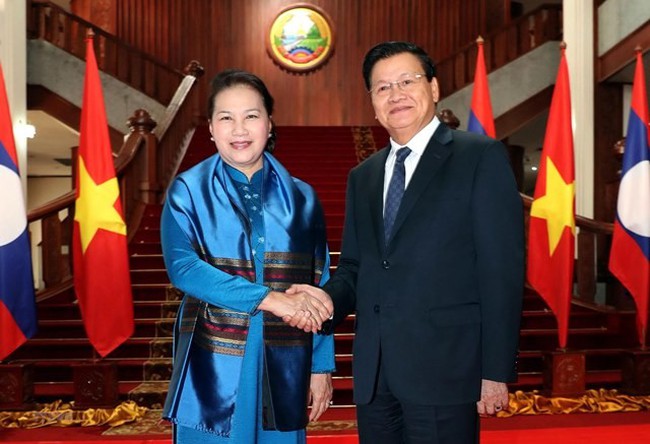 Vietnamese NA Chairwoman Nguyen Thi Kim Ngan (L) and Lao Prime Minister Thongloun Sisoulith. (Photo: VNA)