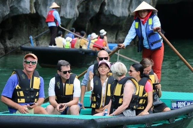 Foreign tourists explore Ha Long Bay (Photo: VNA)