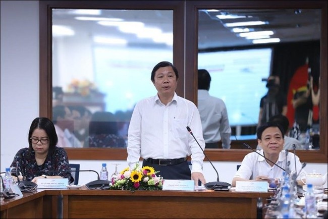 Director of the municipal Department of Information and Communications Duong Anh Duc (standing) speaks at the launching ceremony (Photo: VNA)