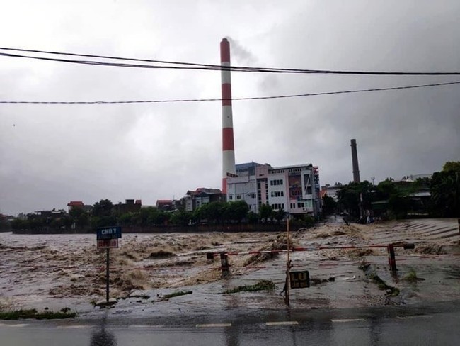 A river is in full spate in Uong Bi city of Quang Ninh province on August 3 as a result of torrential rains caused by storm Wipha (Photo: VNA)