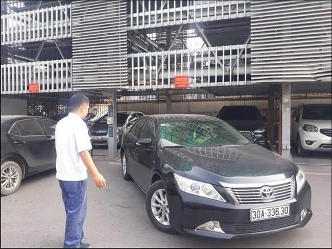 A worker from Hanoi Parking Company directs vehicles to a parking lot (Source: VNA)