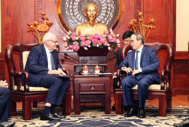 Nguyen Thien Nhan (R), Secretary of the HCM City Party Committeethe, and IFC’s CEO Philippe Houerou (Photo: VNA)