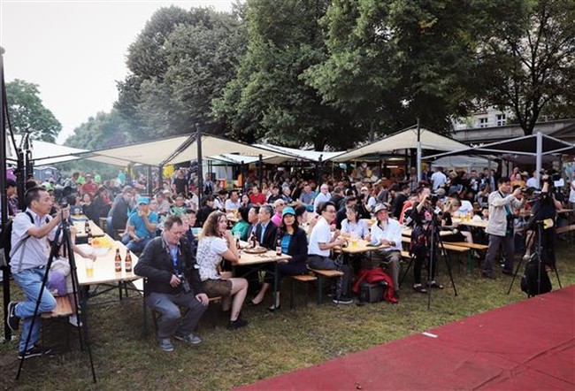 Director of Asia Sky Tours Nguyen Xuan Hung (R) speaks at the Vietnamese pavilion in the 23rd International Berlin Beer Festival (Photo: VNA)