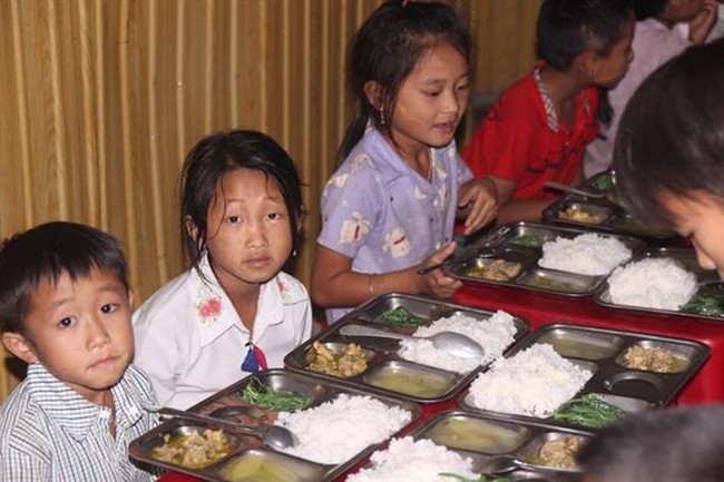 Students enjoy a meal at Huoi Tu 2 Primary School in central Nghe An province's Ky Son district. (Photo:VNS)