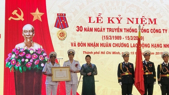 NA Chairwoman Nguyen Thi Kim Ngan (third from left) presents a Labour Order, first class to the Sai Gon Newport Corporation at the ceremony (Photo: VGP)