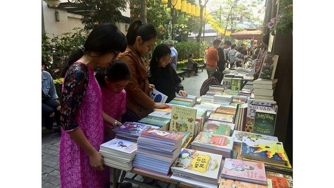 In addition to new books, a wide range of activities are being held during the Spring Book Street programme that kicked off in Hanoi on February 7. (Photo: NDO/Giang Nam)