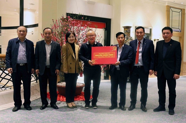 The leaders of the sports sector present PM Nguyen Xuan Phuc's gift to Vietnam head coach Park Hang-seo. (Photo: VOV)
