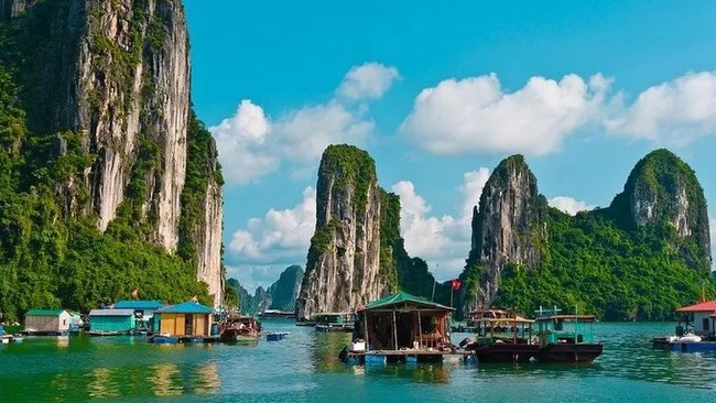 Ha Long Bay has been listed among 25 most beautiful places around the world. (Photo: Hoang Dinh Nam)