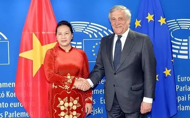 National Assembly Chairwoman Nguyen Thi Kim Ngan (L) held talks with President of the European Parliament Antonio Tajani in Brussels on April 4. (Photo: VNA)
