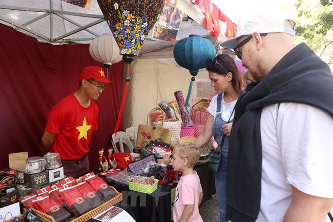 Foreign visitors at the Vietnamese stall (Photo: VNA)