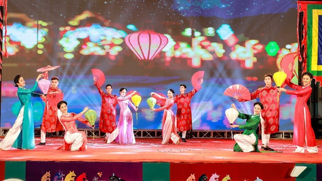 An art performance at the opening ceremony (Photo: toquoc.vn)