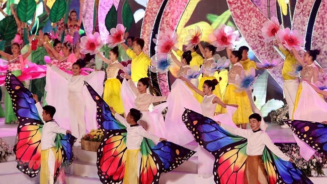 A colourful performance at the street festival (Photo: VNA)