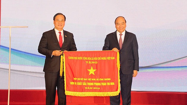Prime Minister Nguyen Xuan Phuc presents the emulation flag to VITAS.