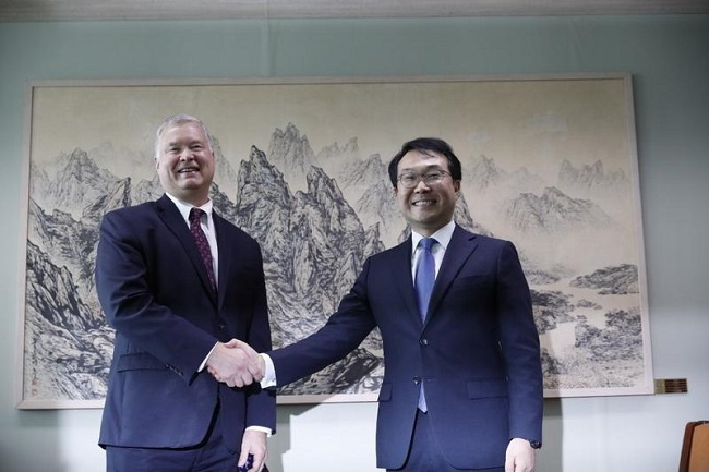 In this Aug 21, 2019 photo, US special envoy for the DPRK Stephen Biegun shakes hands with his ROK counterpart Lee Do-hoon during their meeting at the Foreign Ministry in Seoul. (Source: AFP)