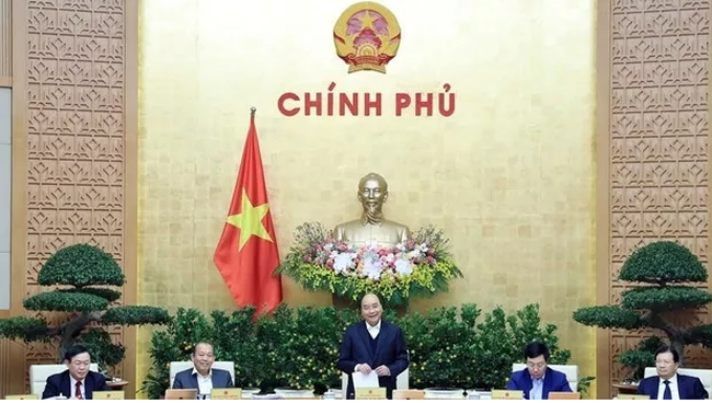 Prime Minister Nguyen Xuan Phuc (standing) speaks at the meeting (Photo: VNA)