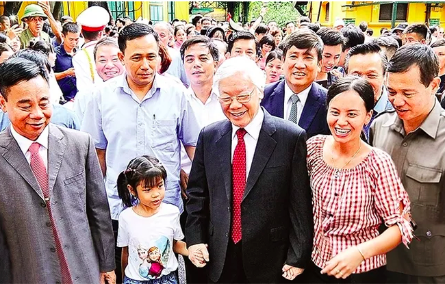 Party General Secretary and President Nguyen Phu Trong with people at the Presidential Palace Relic Site in Hanoi. (Photo: NDO/Dang Khoa)