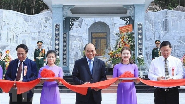 PM Nguyen Xuan Phuc cuts the ribbon to inaugurate Nui Que – Anh Linh Dai Martyr Memorial Temple. (Photo: VNA)