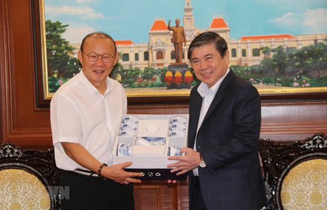 Chairman of the Ho Chi Minh City People’s Committee Nguyen Thanh Phong (R) presents gift to head coach Park Hang-seo (Photo: VNA)