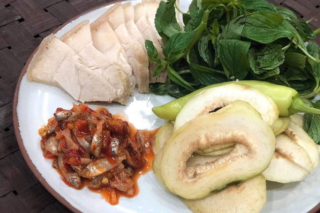 Small-anchovy sauce served with boiled pork slices. (Photo by VnExpress/Thuy Tien)