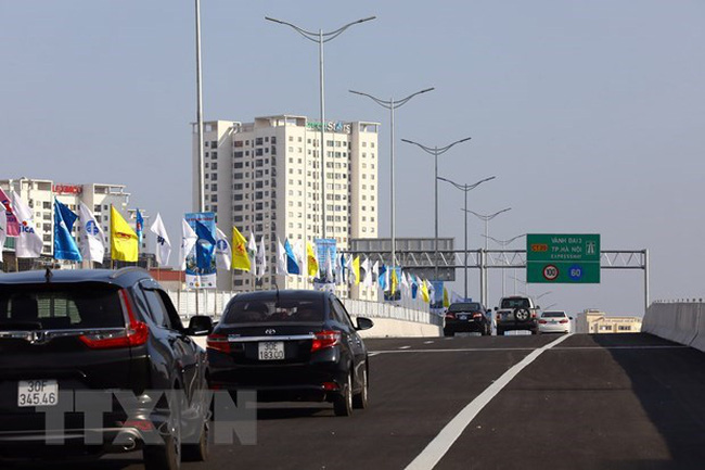 First vehicles passing the Mai Dich - South Thang Long Section of Hanoi’s Ring Road No 3 (Photo: VNA)