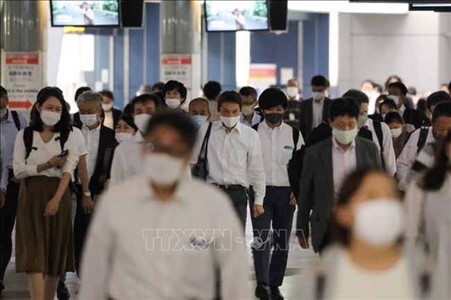 People with face masks walk in a subway station in Tokyo (Photo: Xinhua/VNA)