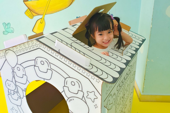 Made from recycled paper materials, Doozypack Paper Playhouse is a safe indoor playground that suitable for young children