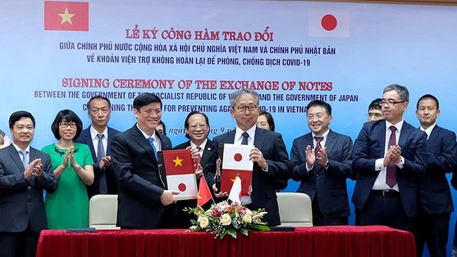 Acting Minister of Health Nguyen Thanh Long (L) and Japanese Ambassador Yamada Takio sign the exchange note in Hanoi on September 7, 2020. (Photo: Tran Minh)