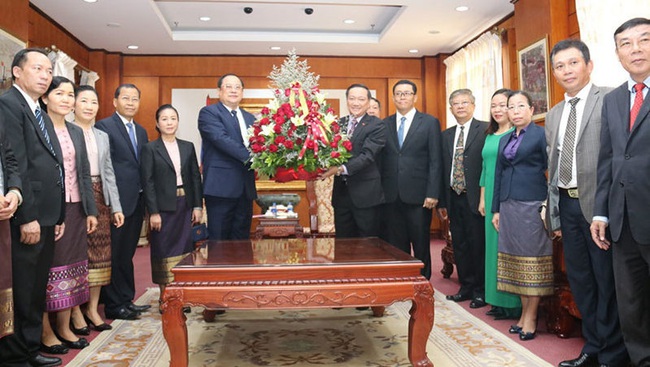 Lao leaders visit the Vietnamese Embassy in Vientiane on the anniversary of Vietnam's National Day.