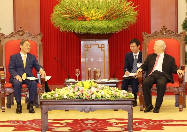 Party General Secretary and State President Nguyen Phu Trong (R) receives Japanese Prime Minister Suga Yoshihide (Photo: VNA)
