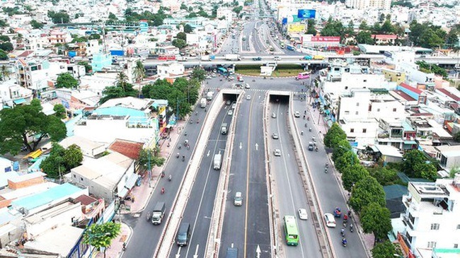 Traffic at the An Suong roundabout in District 12 has improved thanks to upgraded transport infrastructure. (Photo: sggp.org.vn)