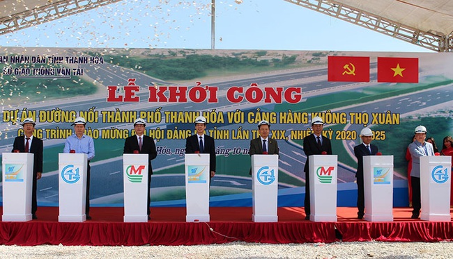 At the ground-breaking ceremony for the construction of the road connecting Thanh Hoa city with Tho Xuan airport (Photo: NDO)