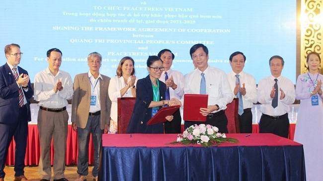 Delegates at the signing ceremony (Photo: NDO/Lam Quang Huy)