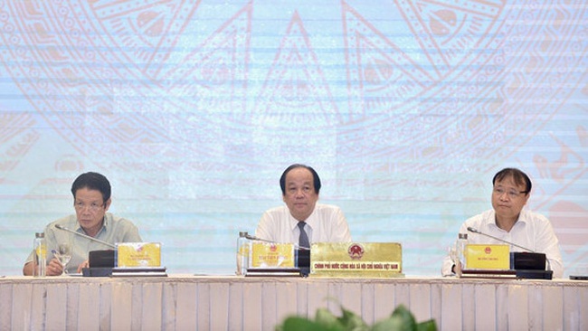 Minister and Chairman of the Government Office Mai Tien Dung (C) at the press conference. (Photo: VGP)