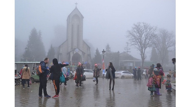 Tourist hotspot Sa Pa sinking in the 9.3C chill this morning amid mid-autumn this year. (Photo: NDO/Quoc Hong)