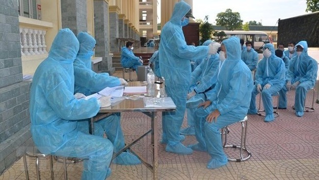 Quarantined people have their health checked up (Photo: VNA)